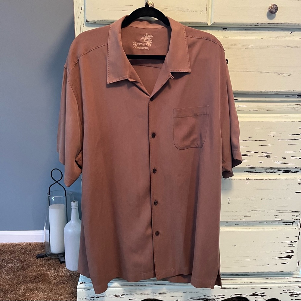 Tommy Bahama 100% silk Men's Brown Short Sleeve Shirt. Size XL